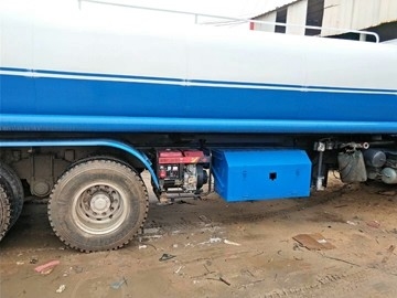 10 Euro usado cúbico 3 do caminhão de tanque 173HP da água do óleo diesel do medidor